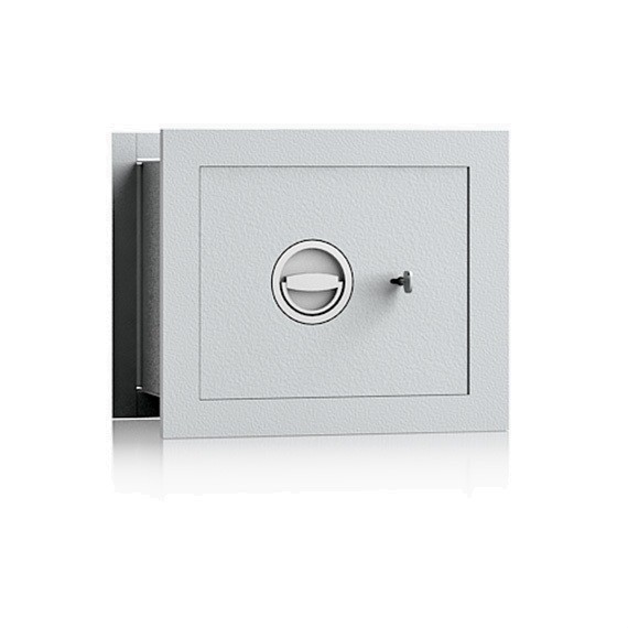 verschlossener Wandtresor mit silbernen Klappgriff und Schlüsselschloss